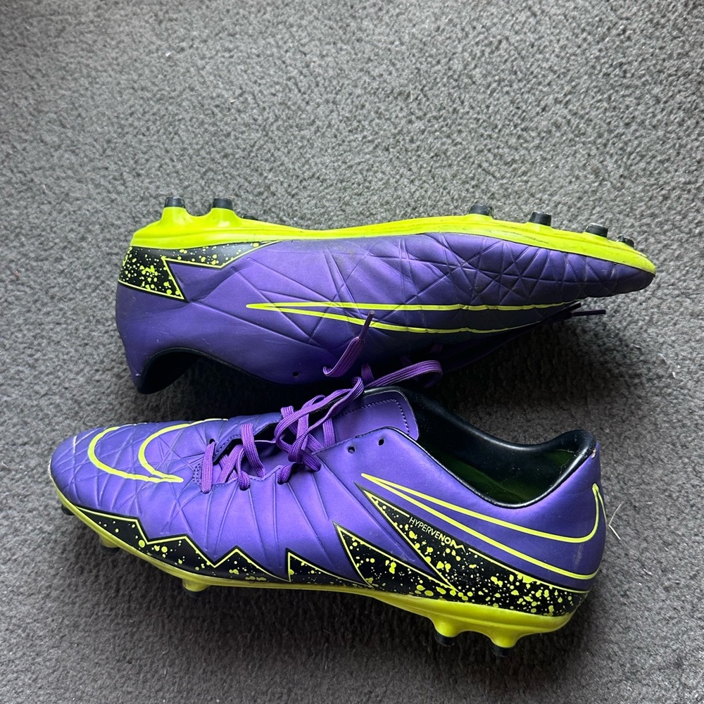 Purple foot ball or Soccer cleat only been worn a few times.